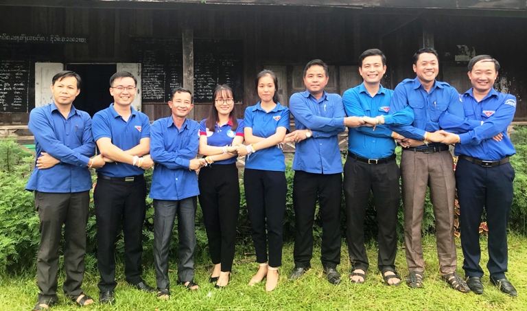 Hai tình nguyện viên Nguyễn Thị Huyền và Nguyễn Thị Yến (người thứ 4 và thứ 5 bên phải sang) sẽ ở lại dạy Tiếng Việt miễn phí cho người dân huyện Viêng Thoong trong 01 tháng.